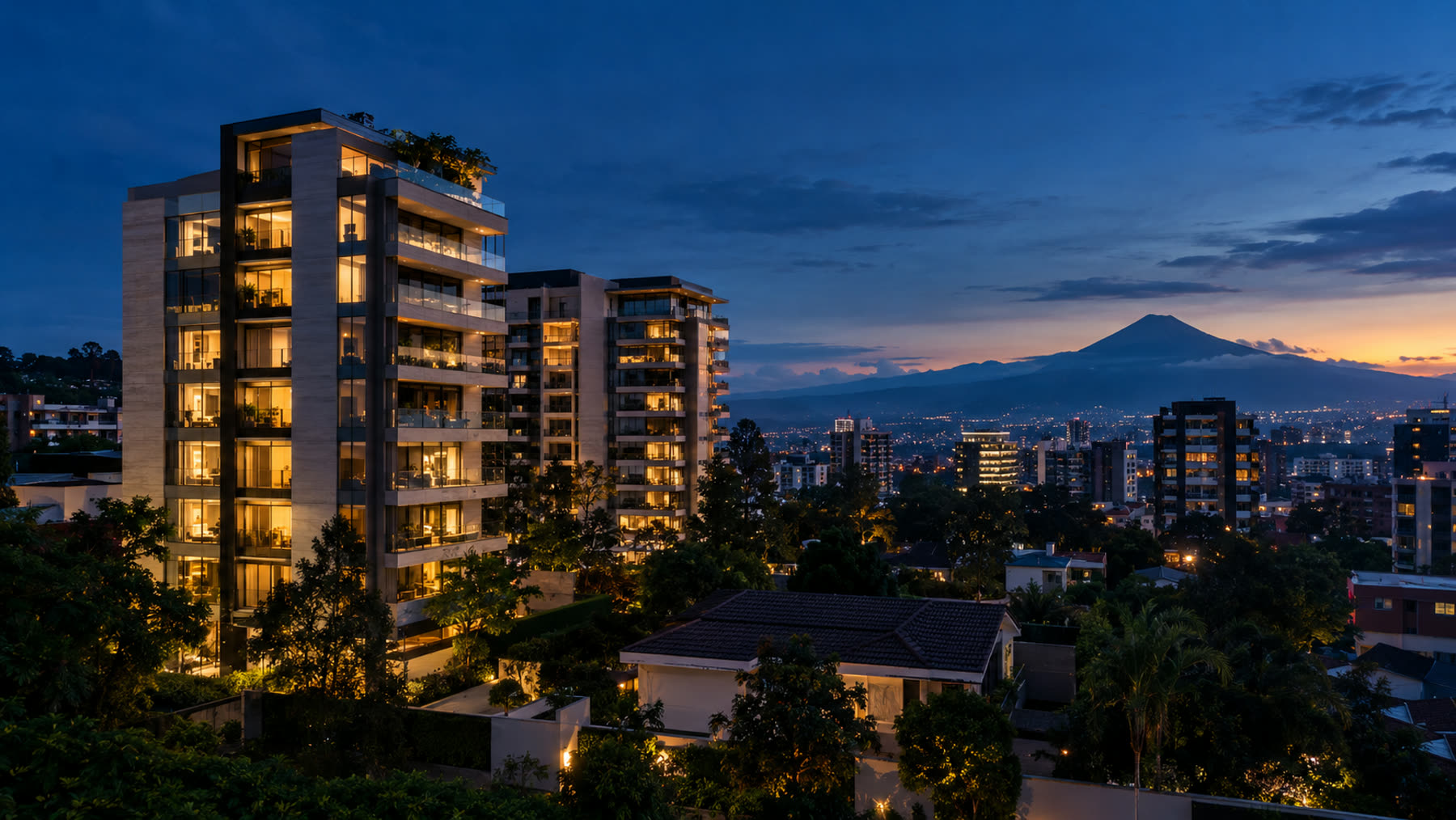 Edificios residenciales en la ciudad de Guatemala al atardecer